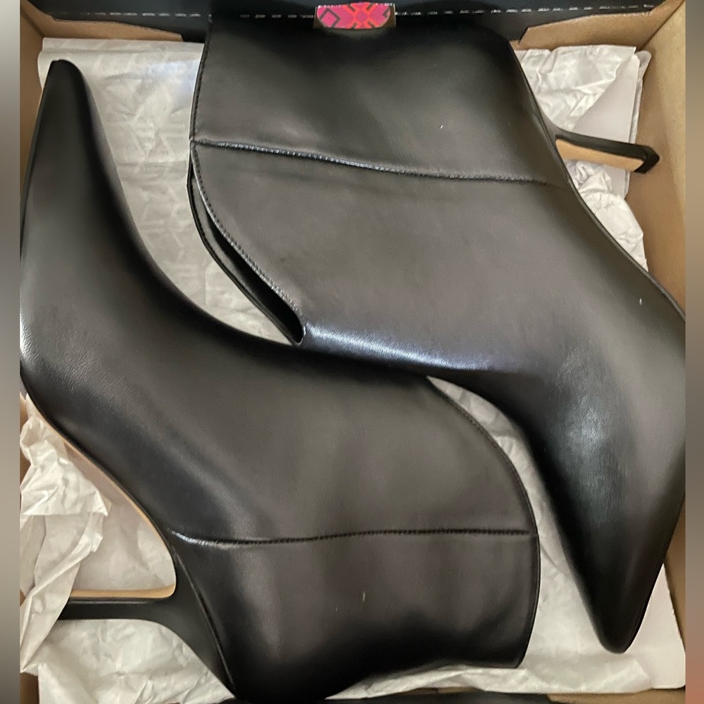 NIB NEW Marc fisher haylian booties pointy toe 7.5